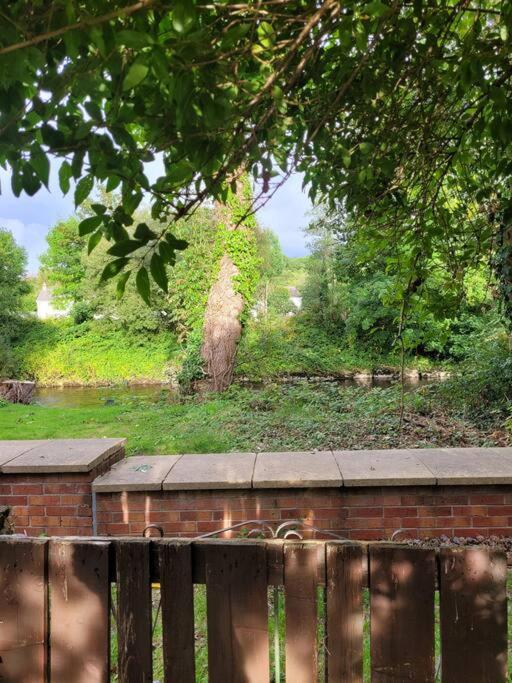 Riverside Bungalow - Direct River Access! Ystradgynlais Exterior foto
