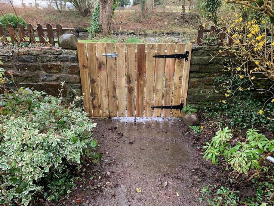 Riverside Bungalow - Direct River Access! Ystradgynlais Exterior foto